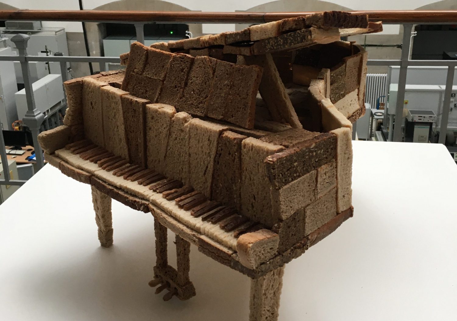 Altana-Galerie Ausstellung Hausarrest Klavier aus Brot