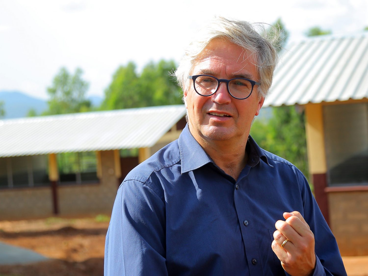 Dr. Sebastian Brandis vor einer neu gebauten Schule in Dano-NGO